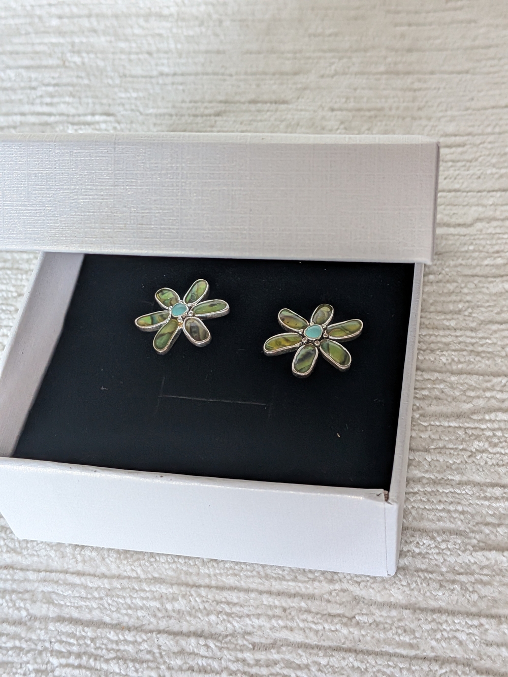 Green Flower Petal Stud Earrings Very Pretty In Person W Gift Box - Picture 8 of 8
